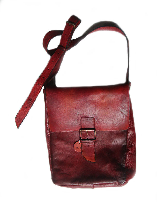 Sturdy bags in 100% leather.