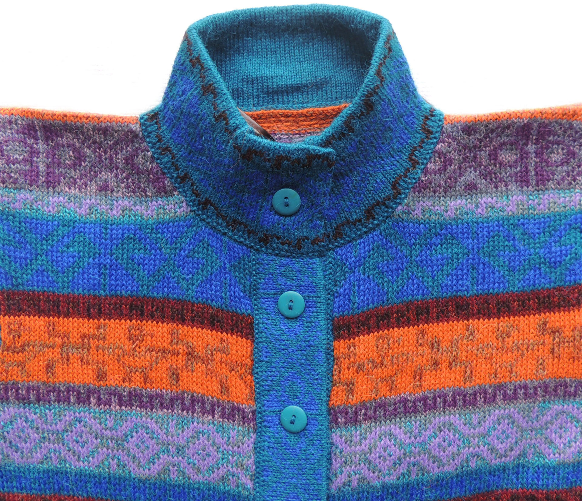Multi colored cardigans P17 Muru with standing collar and button closure.