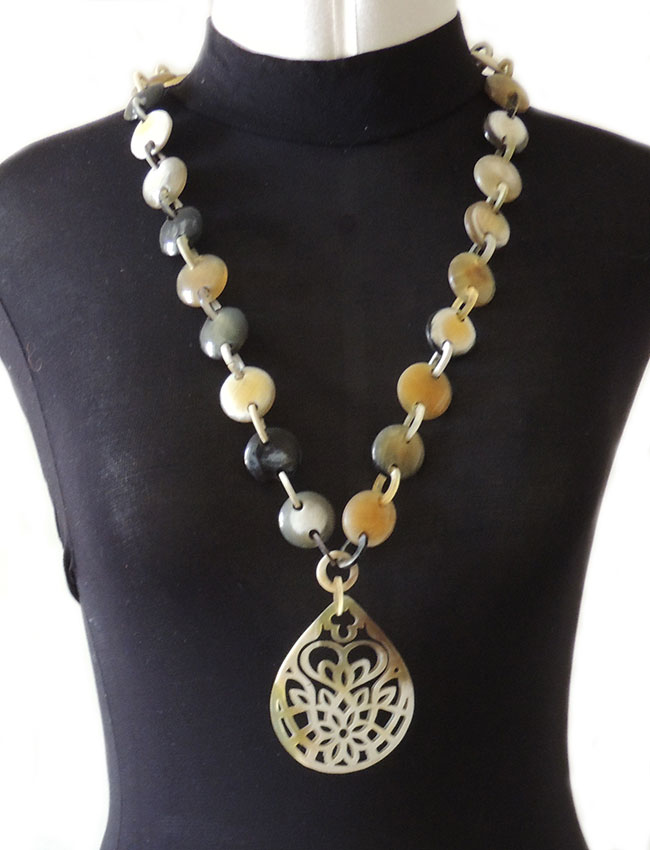 PFL Handmade necklace with round links and pendant in buffalo horn