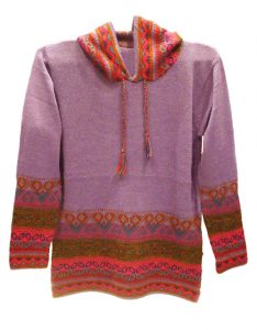 Hooded sweater in alpaca P43 Muru purple.