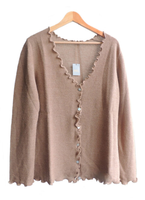 Women's fashion, short cardigan beige, in ultra soft baby alpaca, equipped with V-neck, button closure and long sleeves.
