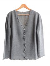Women's fashion, short cardigan grey, in ultra soft baby alpaca, equipped with V-neck, button closure and long sleeves.