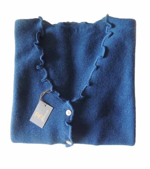 Women's fashion, short cardigan blue, in ultra soft baby alpaca, equipped with V-neck, button closure and long sleeves.