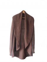Full knitted open cardigan model Rocio brown in a soft alpaca blend.