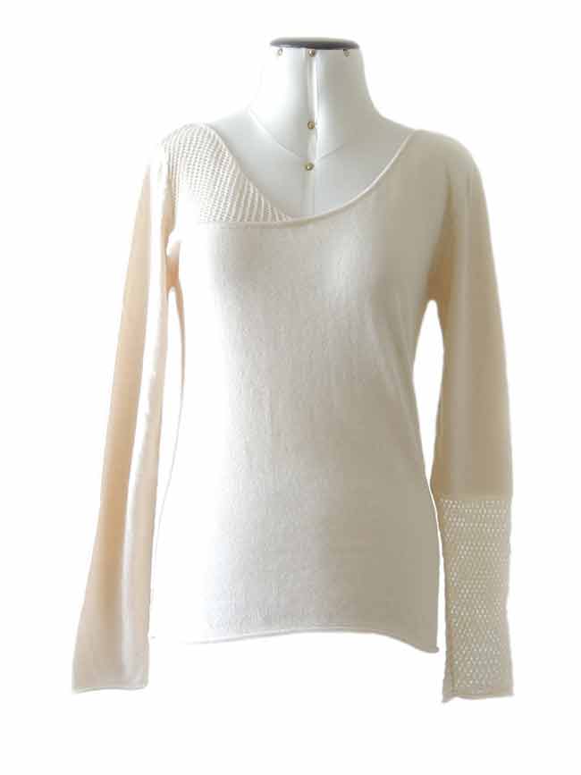 knitted sweater creme with a V neckline in a blend of pima cotton and baby alpaca.