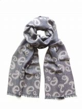 Scarf grey with paisley pattern and short fringes in a blend of baby alpaca and silk.