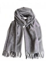 Fine woven scarf with a pattern in gray and black with fringes, made in a blend of baby alpaca and silk.