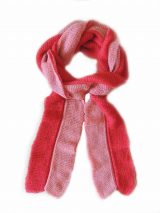 Scarf soft and comfortable, in two colors, red-pink, implemented in three layers of fine knitted baby alpaca and silk.