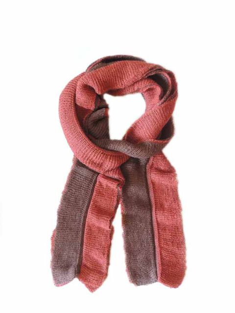 Scarf soft and comfortable, in two colors, brown-red, implemented in three layers of fine knitted baby alpaca and silk.